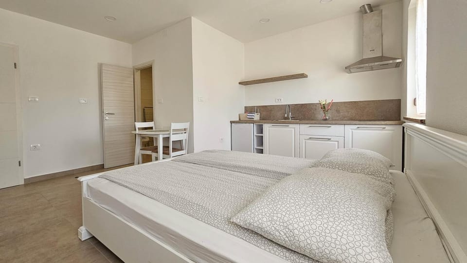Bed, Kitchen or kitchenette