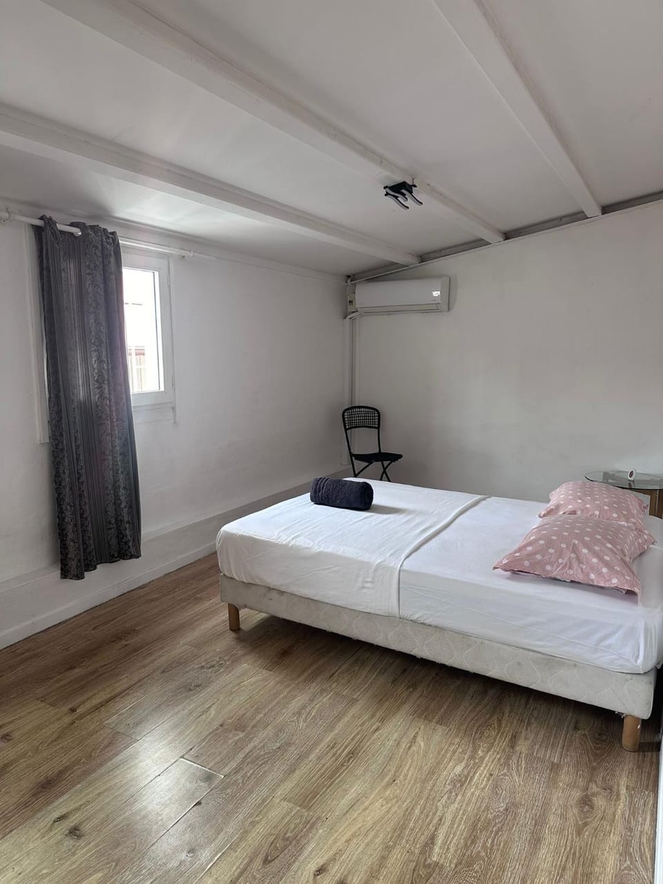 Bedroom, air conditioner
