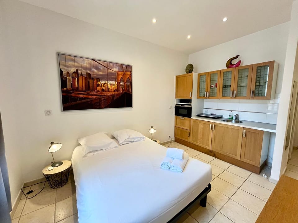 Bed, Kitchen or kitchenette, Photo of the whole room