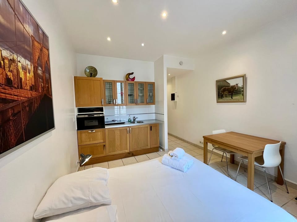 Bed, Kitchen or kitchenette, stove