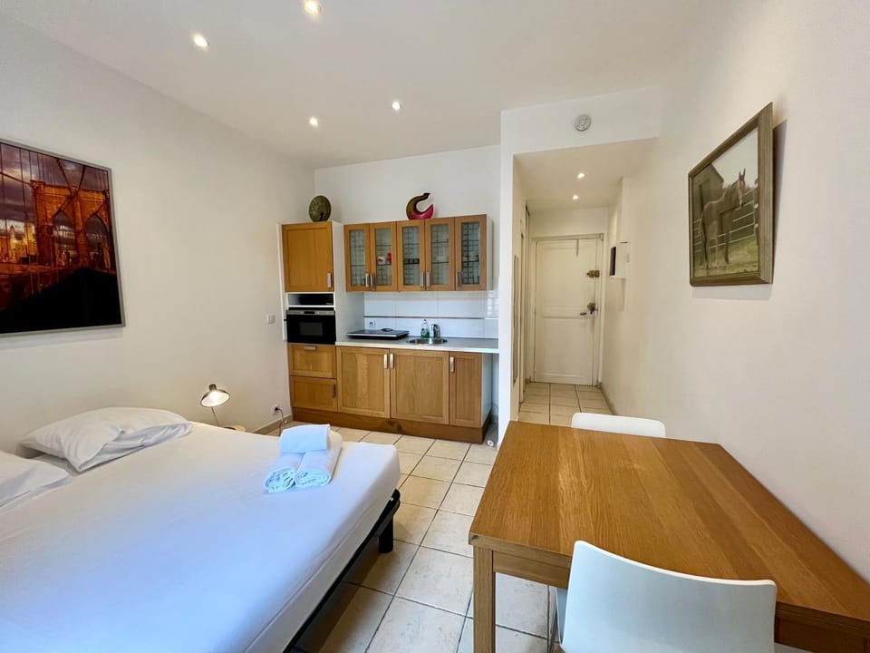 Bed, Kitchen or kitchenette, Dining area