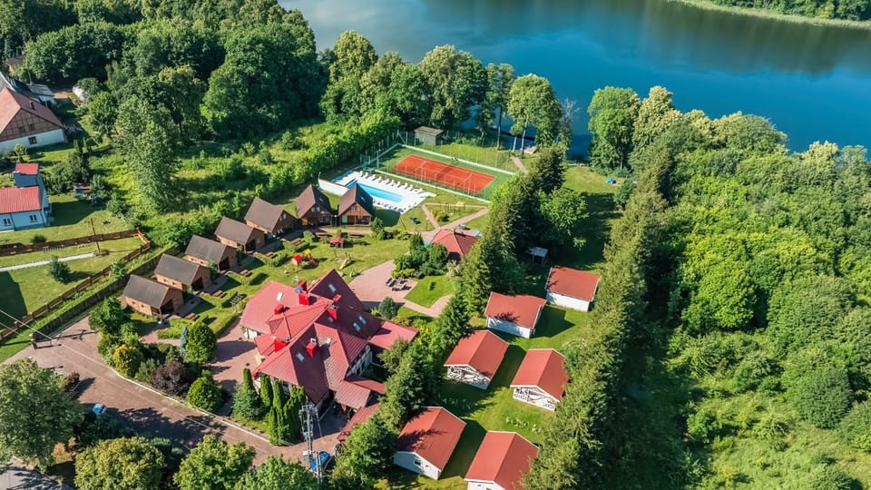 Property building, Natural landscape, Bird's eye view, Lake view, Pool view