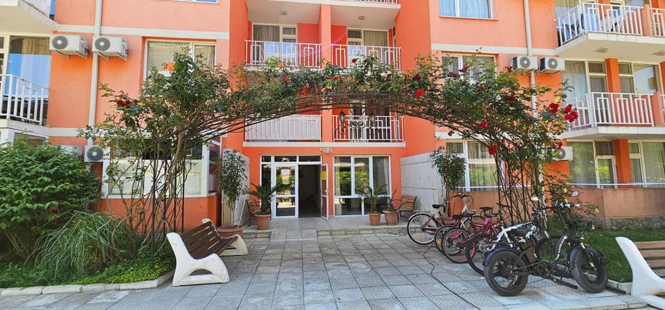 Property building, Facade/entrance, Garden