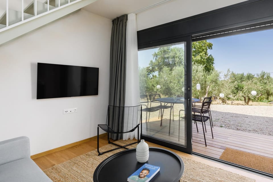 Patio, Day, TV and multimedia, View (from property/room), Balcony/Terrace, Dining area