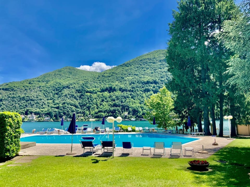 Lake view, Mountain view, Swimming pool, sunbed
