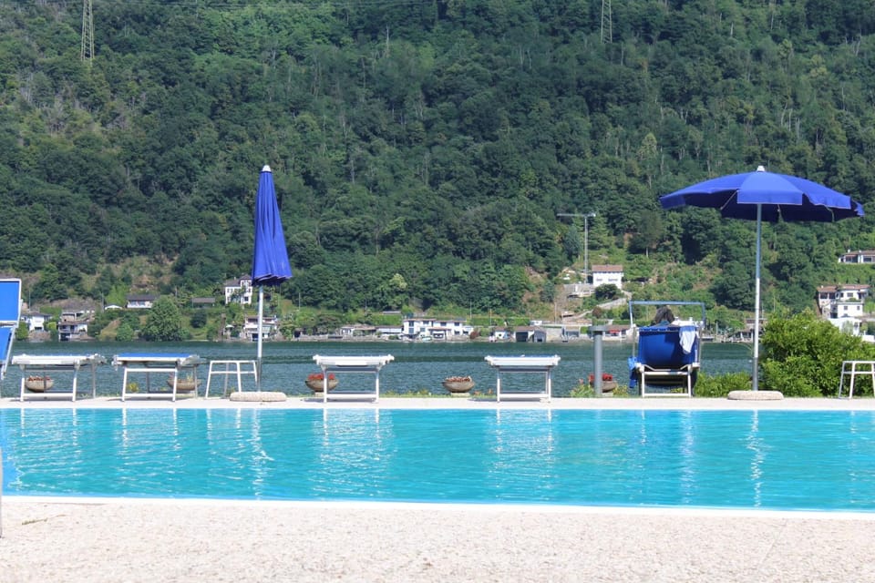 Lake view, Swimming pool, sunbed