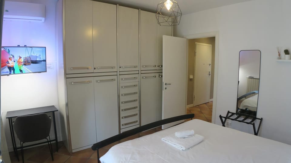 COSY Room & Bath & Kitchen Near COMO House in Lombardy