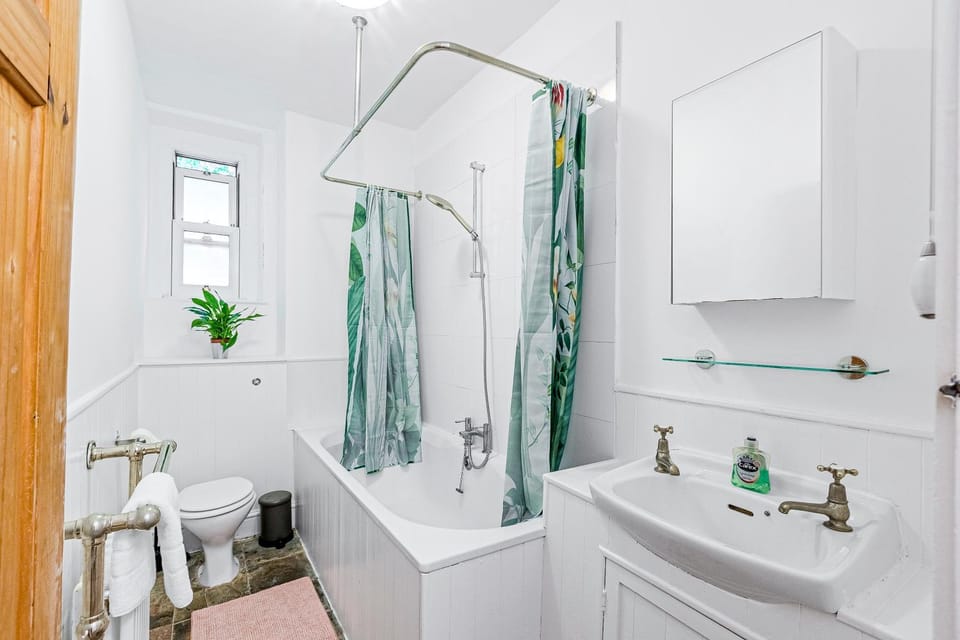 Shower, Toilet, Bathroom, Bath