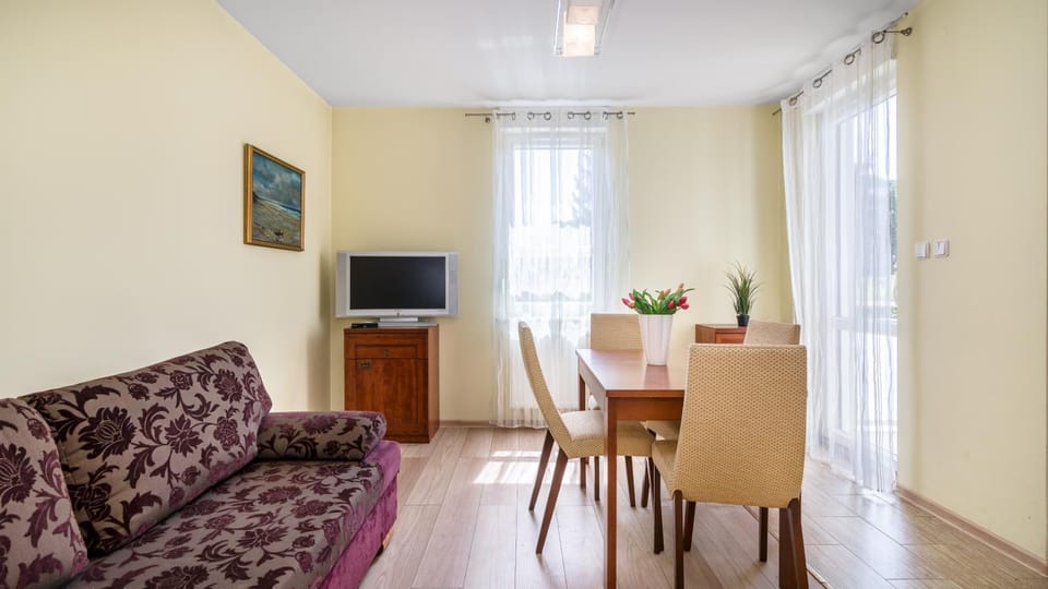 TV and multimedia, Living room, Seating area, Dining area