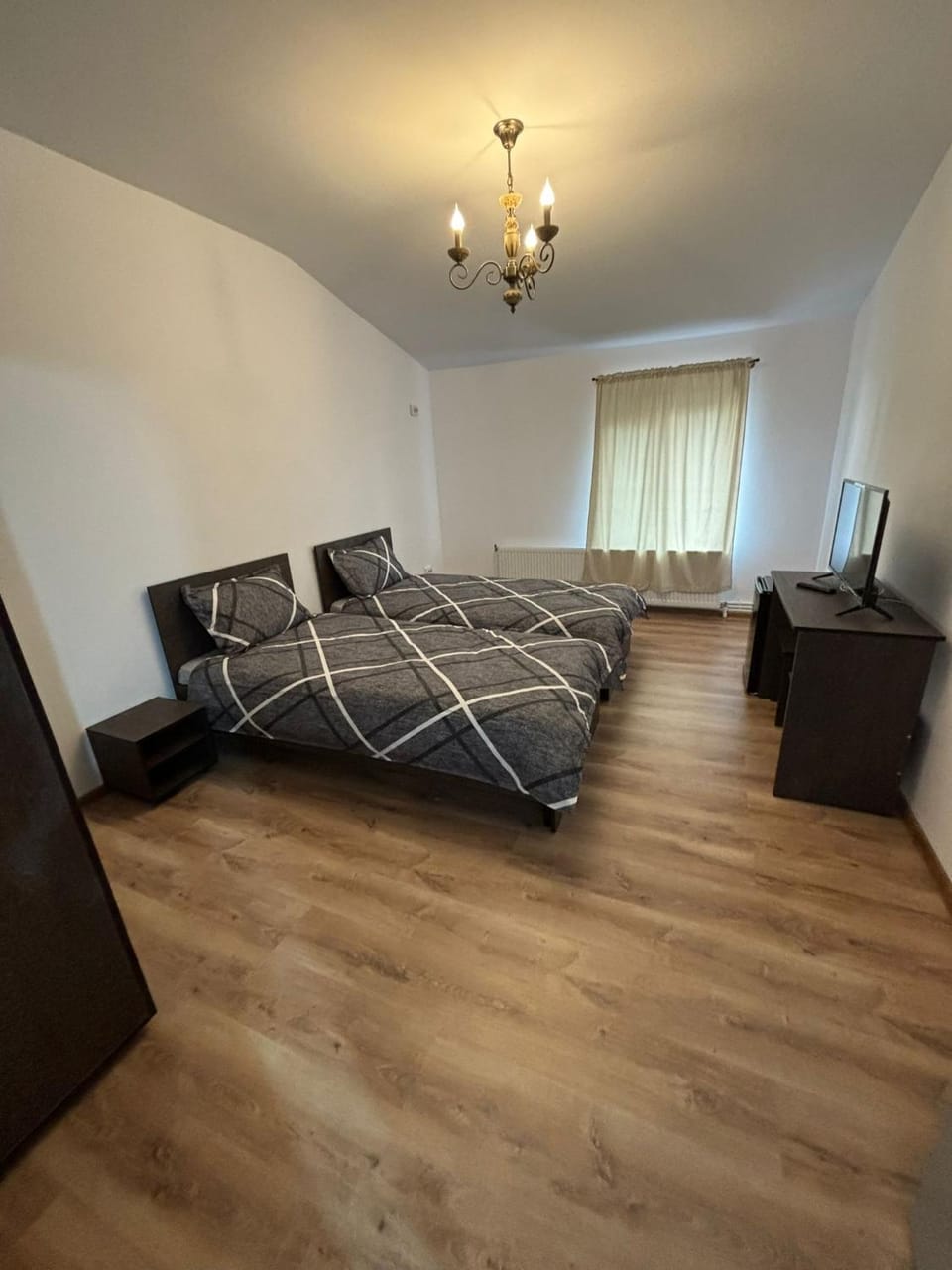 Bed, TV and multimedia, Photo of the whole room