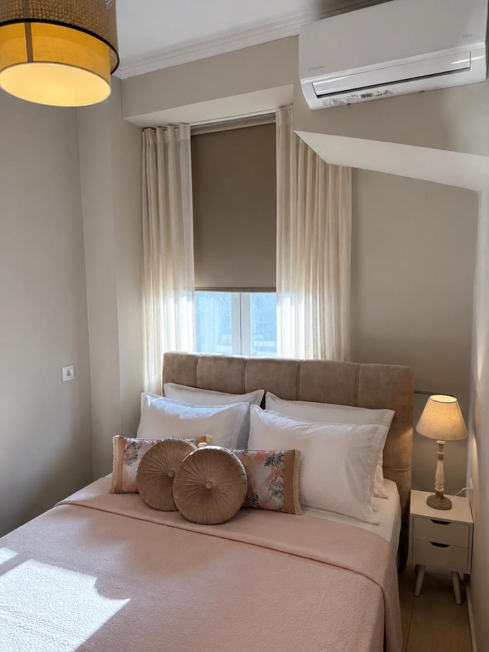Bed, Photo of the whole room, Bedroom, air conditioner