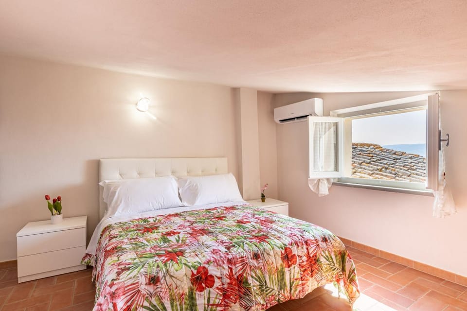 Bed, Photo of the whole room, Bedroom, air conditioner