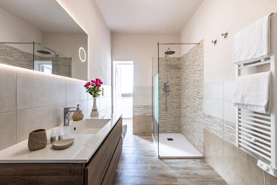 Shower, Toilet, Bathroom, towels