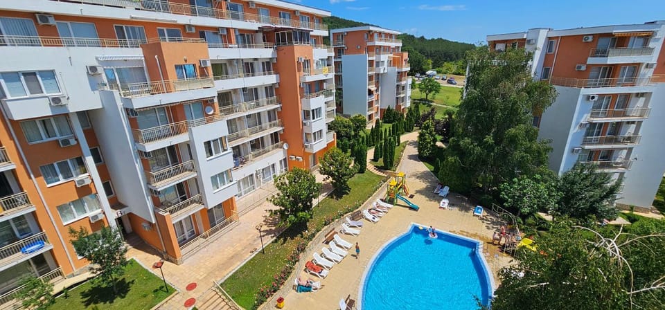 Property building, Day, Natural landscape, City view, Mountain view, Pool view, Sea view, Swimming pool, sunbed
