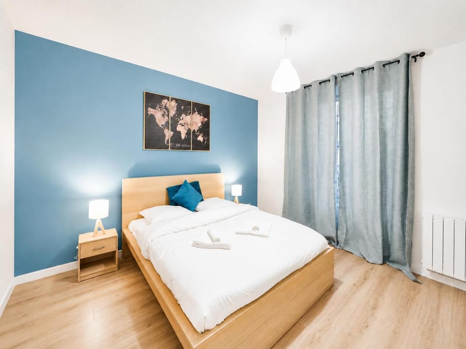 Photo of the whole room, Bedroom