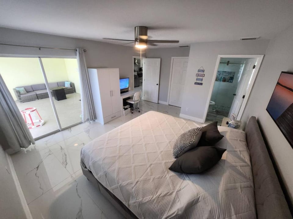 Modern Saltwater Front Home with A Private Pool House in Cape Coral