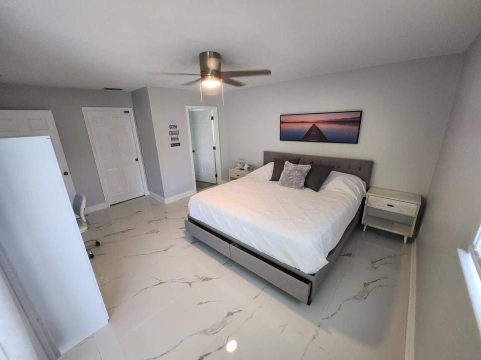 Modern Saltwater Front Home with A Private Pool House in Cape Coral