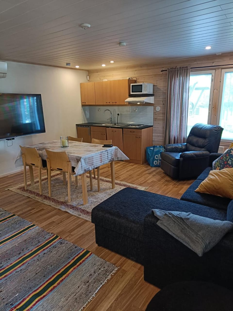 Kitchen or kitchenette, Seating area