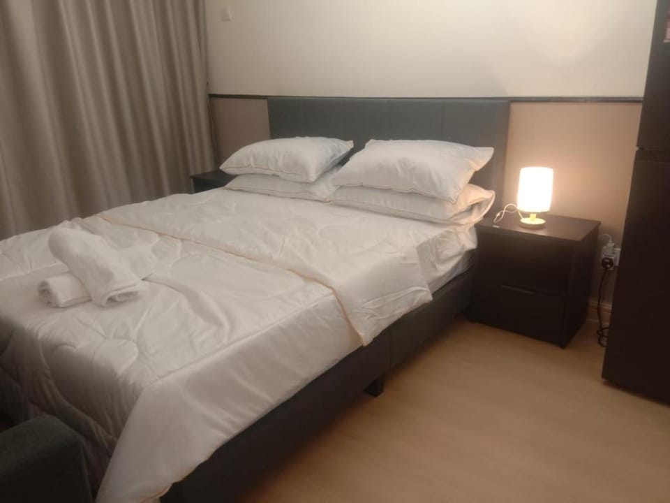 Bed, Bedroom, towels