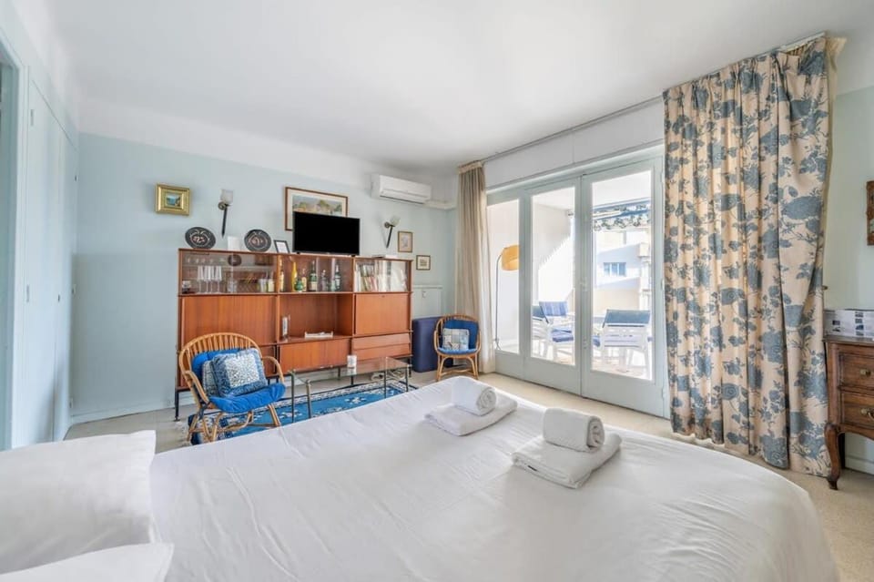 Communal lounge/ TV room, Bed, TV and multimedia, Living room, Seating area, towels