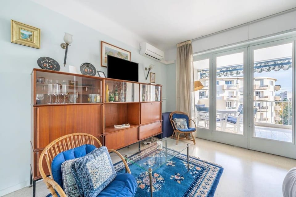 TV and multimedia, Living room, Seating area, air conditioner