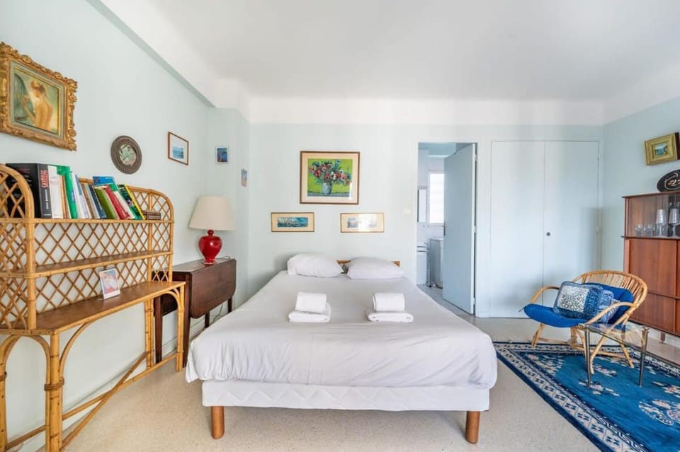 Bed, Living room, Seating area