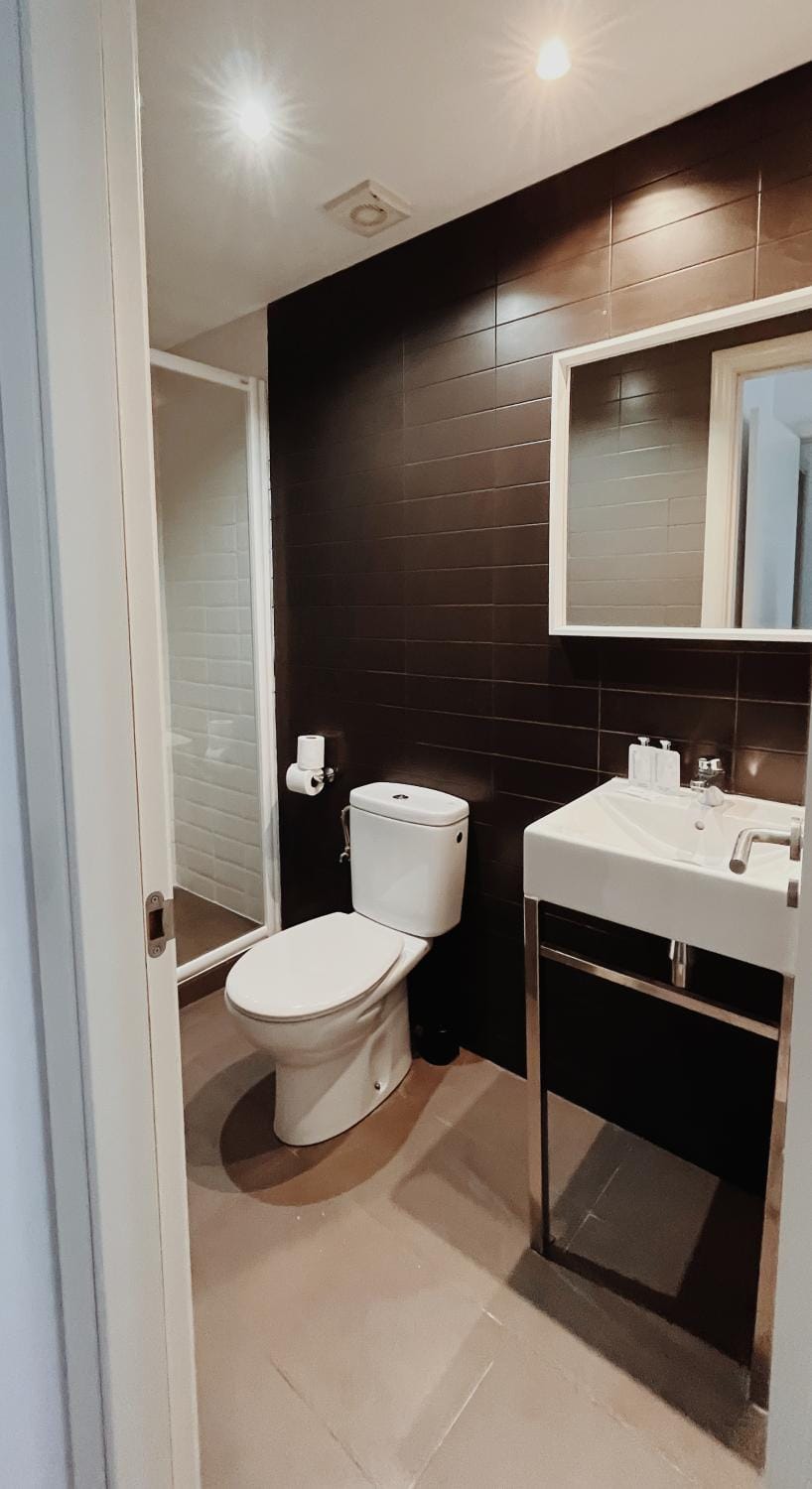 Shower, Toilet, Bathroom, towels