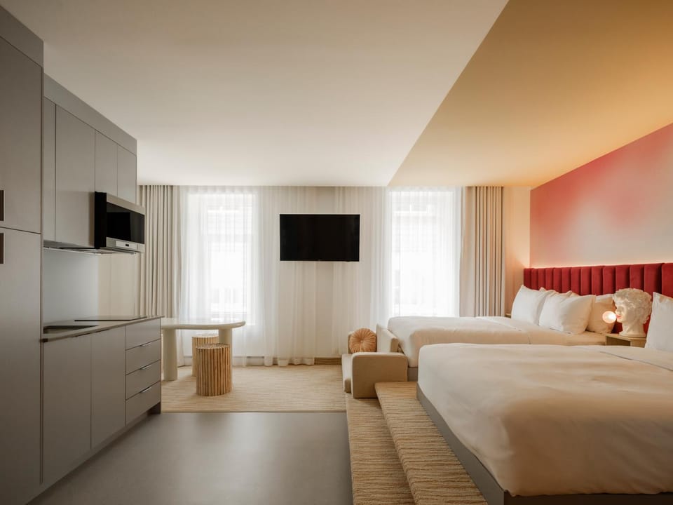 Bed, TV and multimedia, Kitchen or kitchenette, Photo of the whole room, Decorative detail, Seating area, Bedroom, microwave, stove