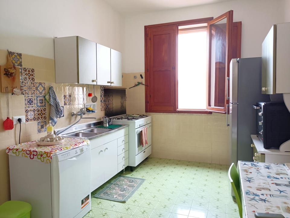Kitchen or kitchenette, dishwasher, stove
