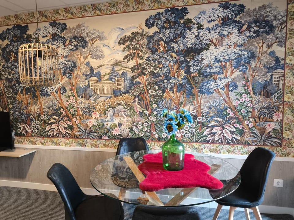 Living room, Decorative detail, Dining area