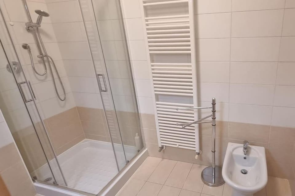 Shower, Toilet, Bathroom, towels