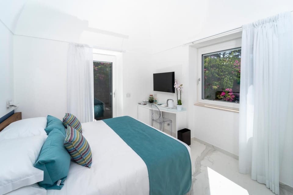 Bed, TV and multimedia, Coffee/tea facilities, Decorative detail
