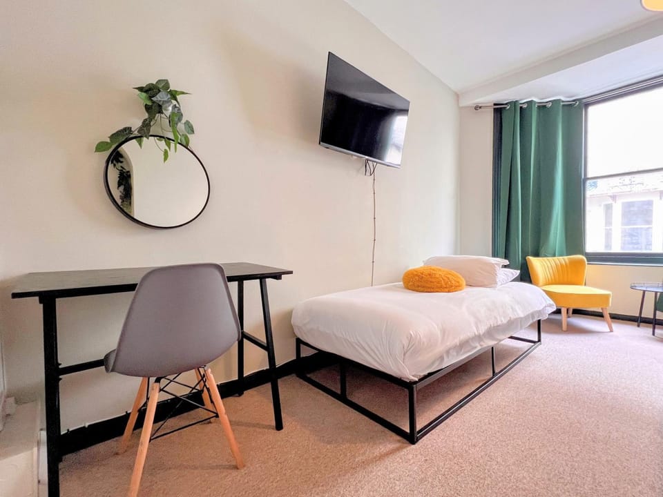 TV and multimedia, Seating area, Bedroom