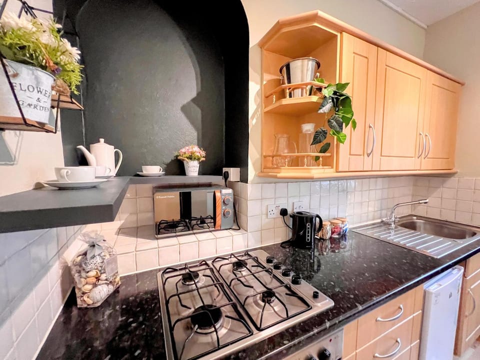 Coffee/tea facilities, Kitchen or kitchenette, stove