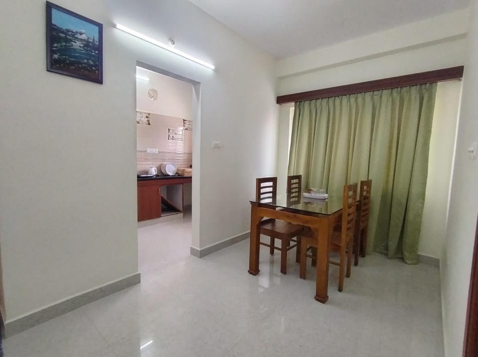 Kitchen or kitchenette, Living room, Seating area, Dining area, Breakfast