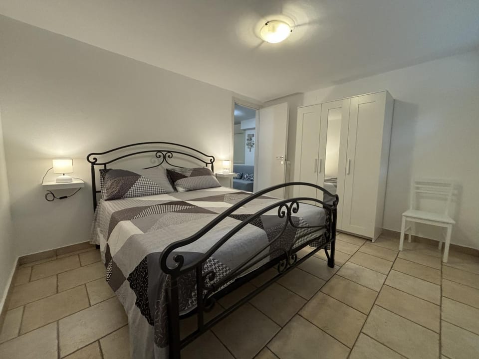 Bed, Photo of the whole room, Bedroom, wardrobe