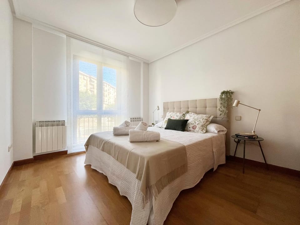 Bed, Day, Decorative detail, Bedroom, towels