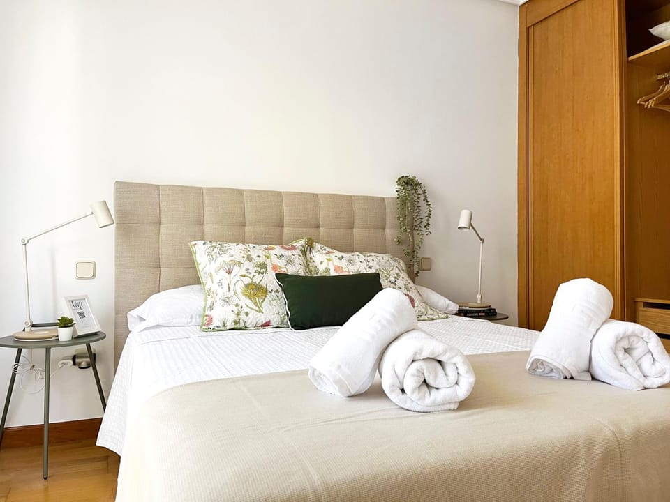 Bed, Decorative detail, Bedroom, towels, wardrobe