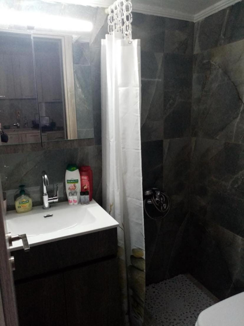 Shower, Toilet