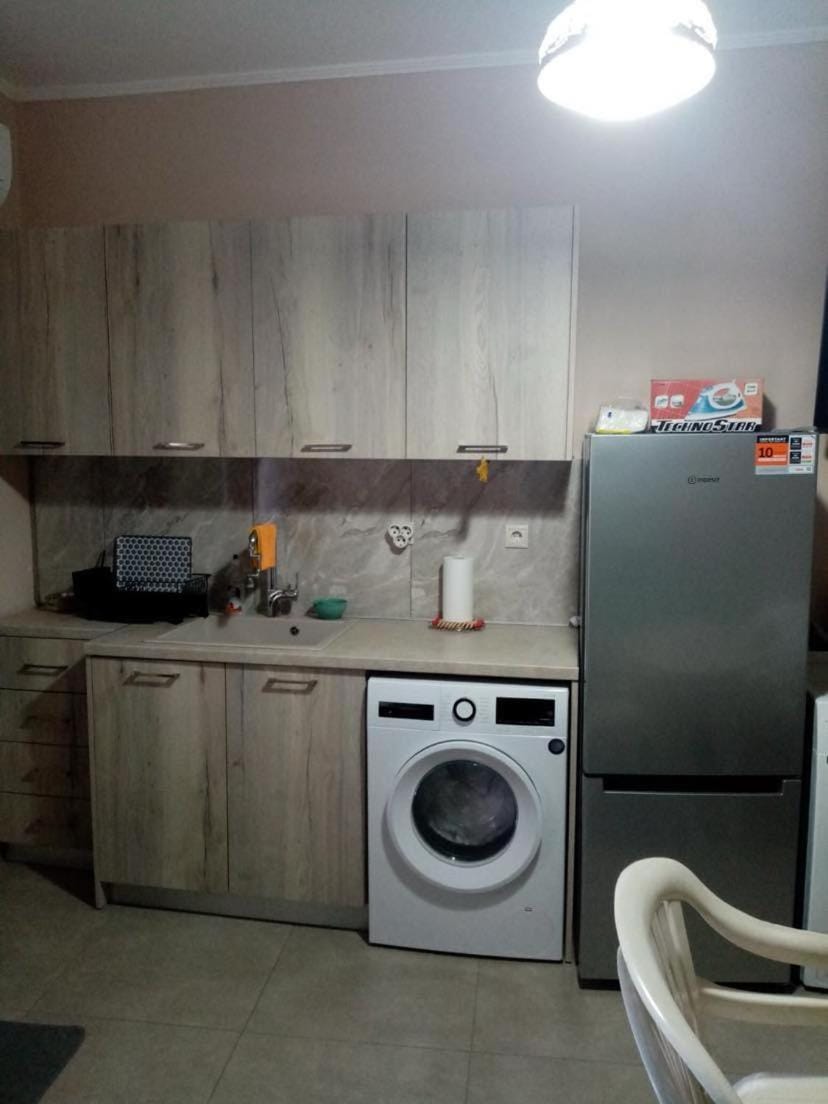 Kitchen or kitchenette, stove, washing machine, dryer