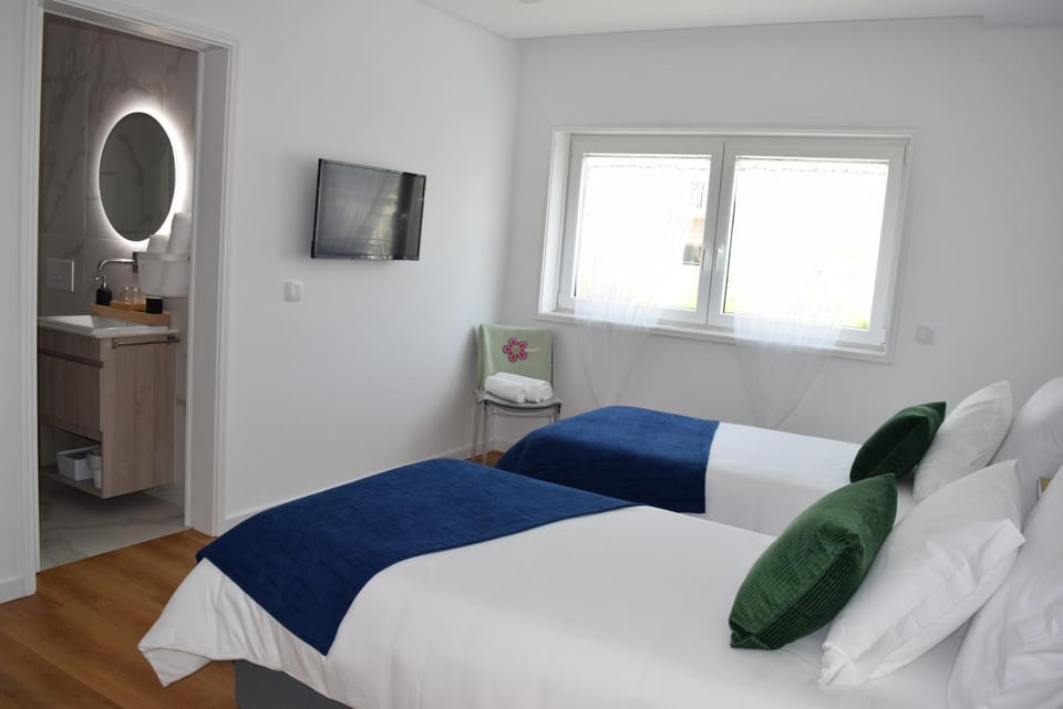 Bed, TV and multimedia, Bedroom