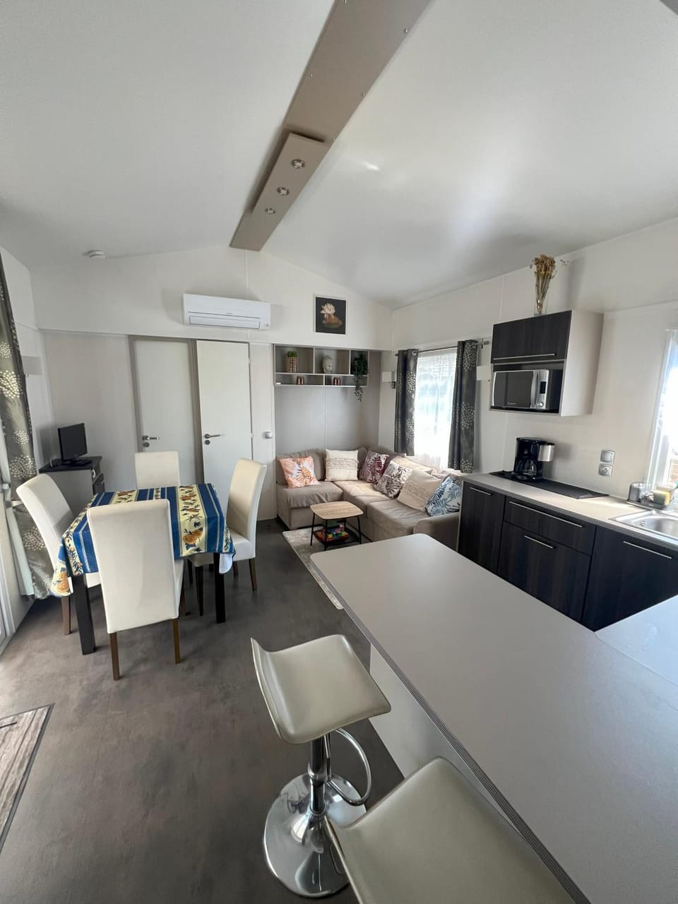 TV and multimedia, Living room, Seating area, Dining area, air conditioner