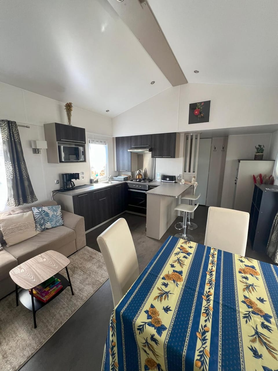 Kitchen or kitchenette, Seating area, Dining area