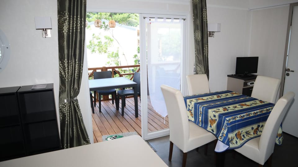 TV and multimedia, Living room, Dining area