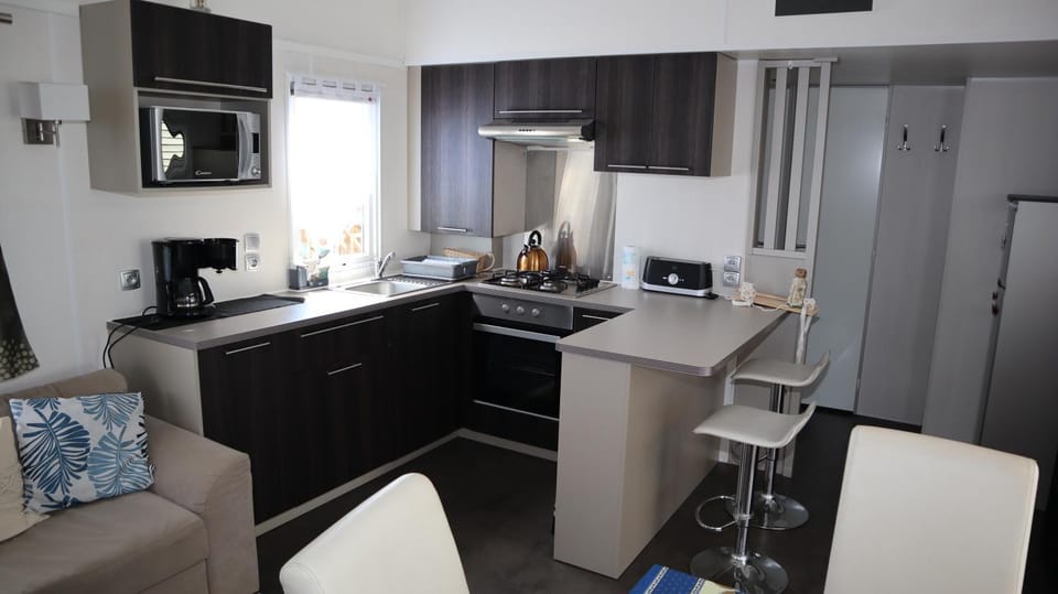 Kitchen or kitchenette, Dining area, toaster
