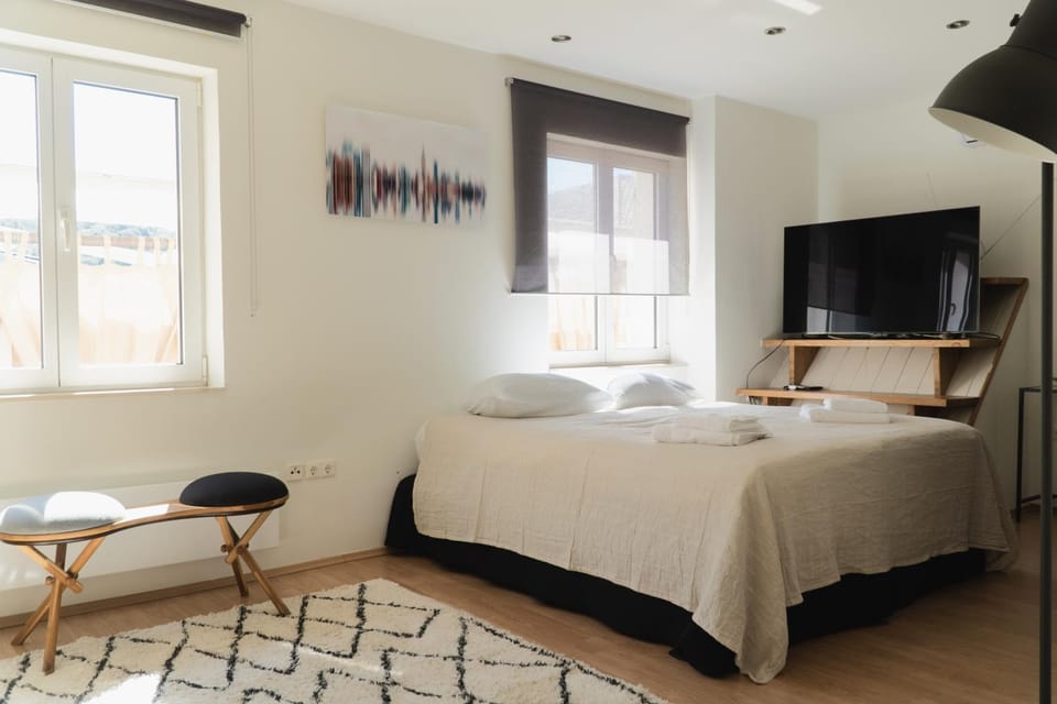 Bed, TV and multimedia, Bedroom