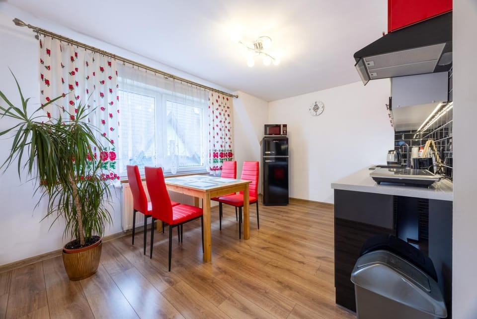 Kitchen or kitchenette, Seating area, microwave, oven, stove