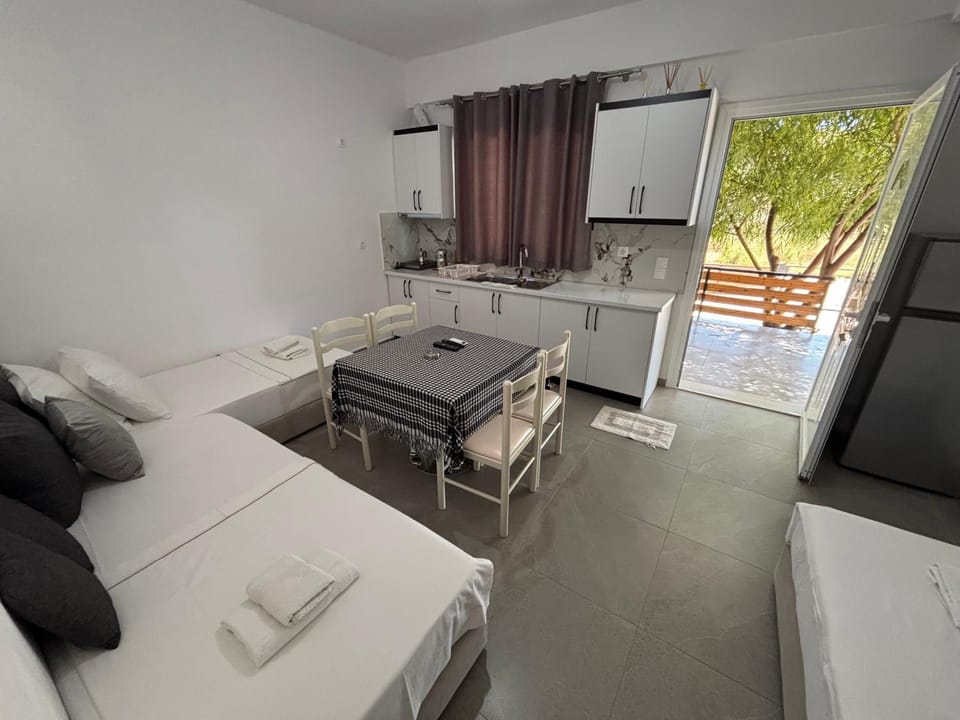 Bed, Kitchen or kitchenette, Living room, Photo of the whole room, Dining area