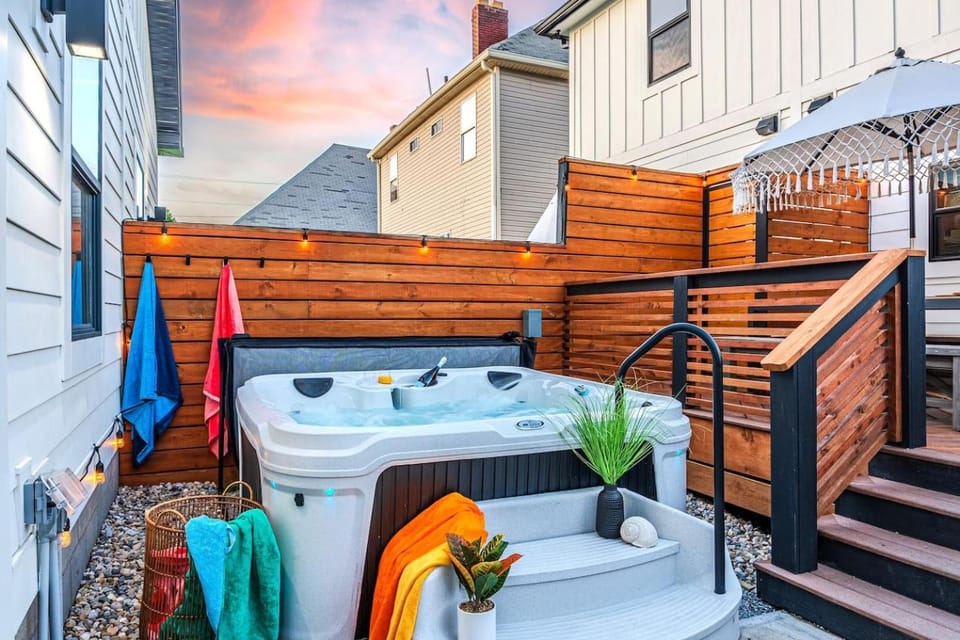 Artisan Oasis-Hot Tub Fire Pit 8BD Whole House House in Indianapolis