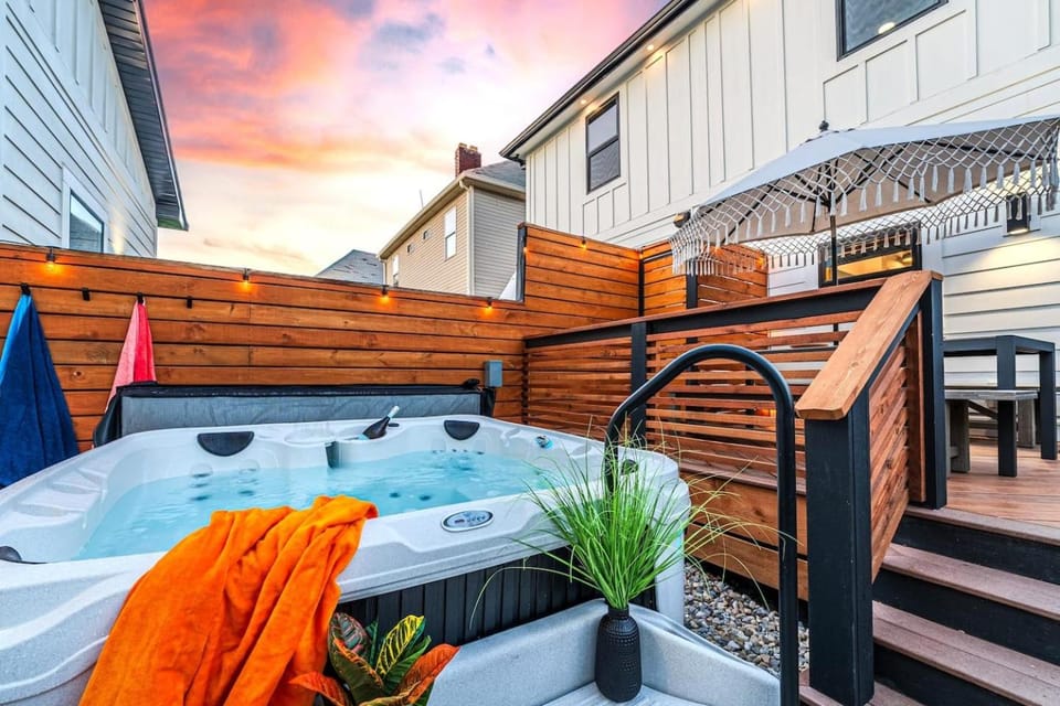 Artisan Oasis-Hot Tub Fire Pit 8BD Whole House House in Indianapolis